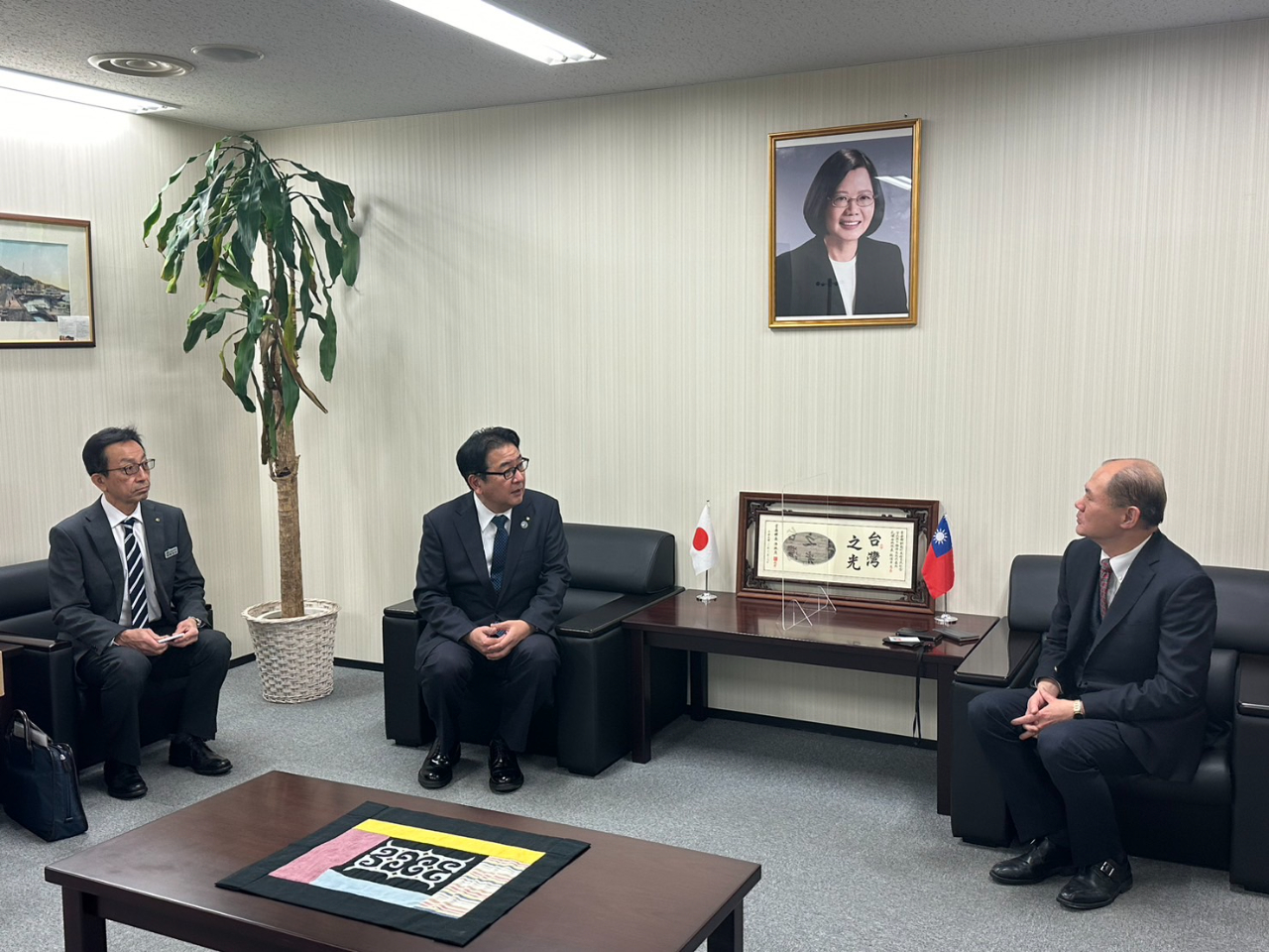 2024年1月12日粘処長、中富良野町小松田清町長と寺島浩樹総務課長御一行との意見交換 台北駐日経済文化代表処 札幌分処