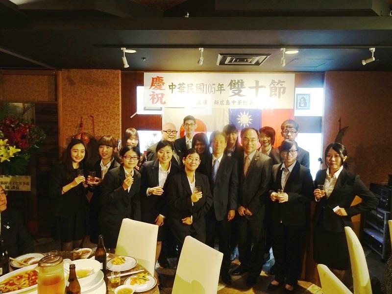 4.陳處長與留學生合影留念