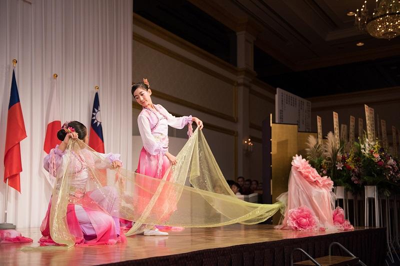  5.大阪中華學校學生表演民族舞蹈