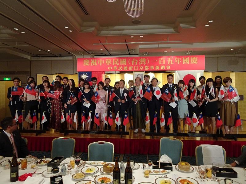 5.本處陳處長、京都市門川大作市長及魏會長與留學生合影