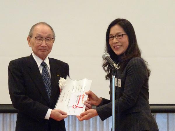 2.吉村精仁副會長代表親善協會致贈大阪中華學校獎助