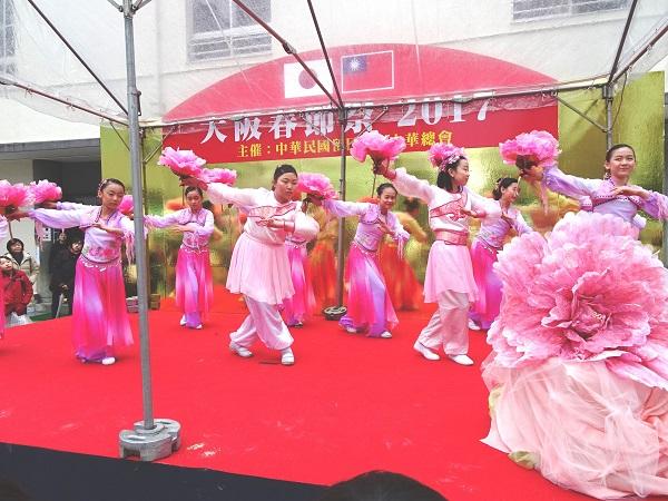 3.大阪中華學校學生表演民族舞蹈