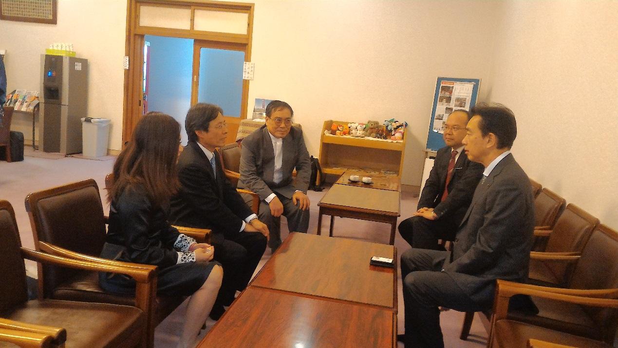 1.陳處長訓養(左2)與奈良縣橿原市森下豐市長(右1)座談照