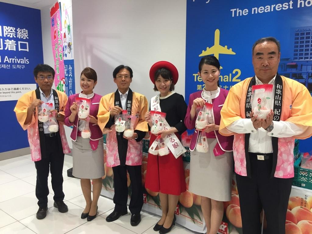 1.陳訓養處長(左三)與和歌山縣農協及樂桃航空職員合照