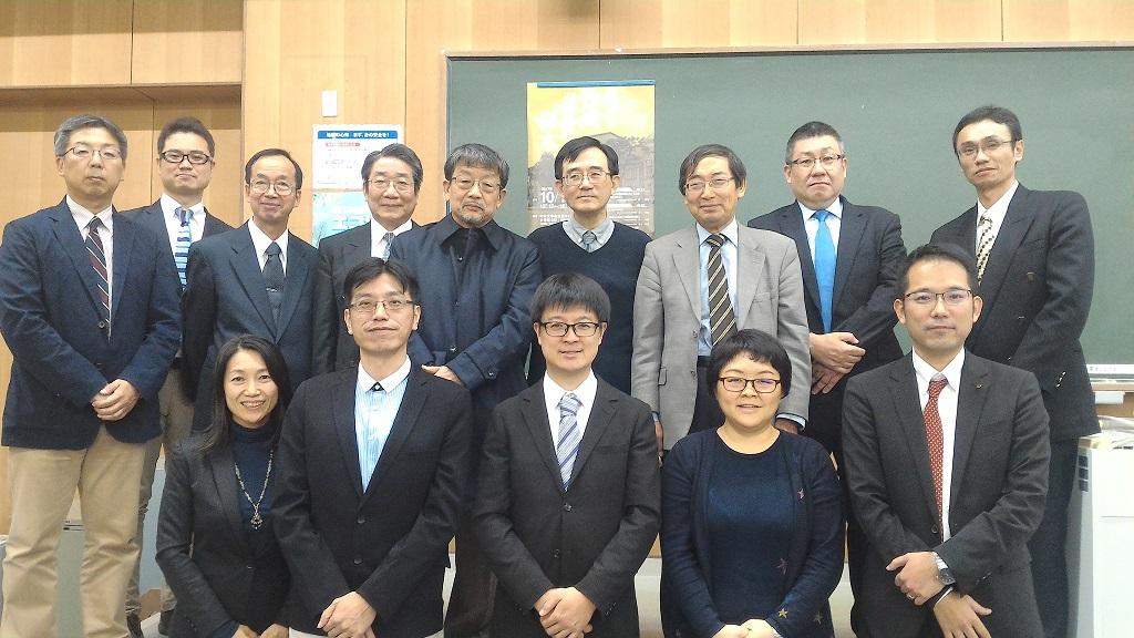 2.臺日學術研討會發表者(後排右四政治大學文學院長薛化元)與中京大學(後排右三中京大學臺灣研究所長檜山幸夫)學校幹部合影