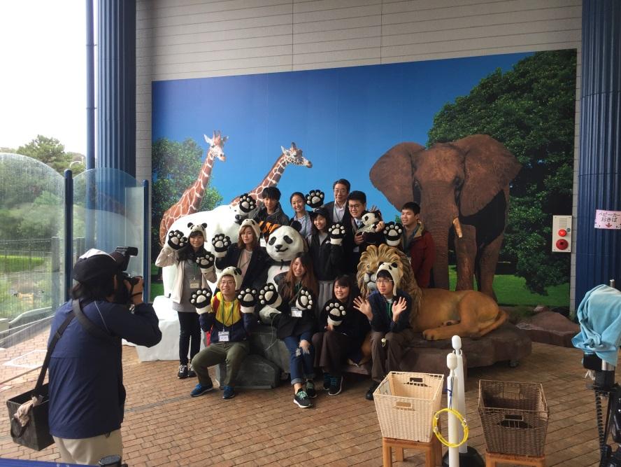 1.學生們在和歌山冒險世界樂園(Adventure World)合照