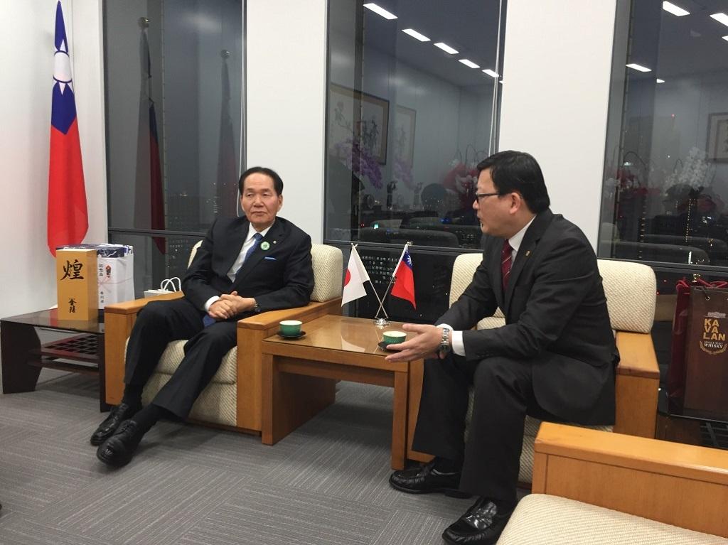 1.洪副處長 (右)與濱田知事(左)會談