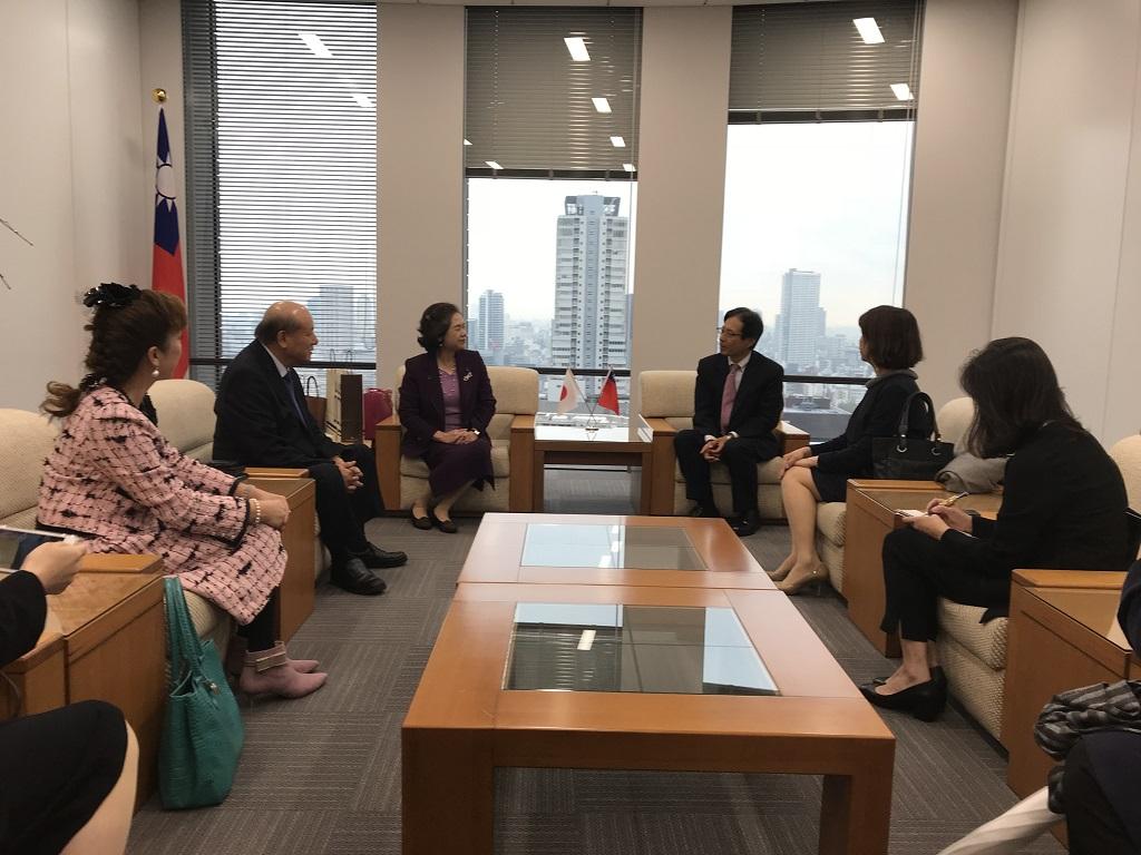 1.駐大阪辦事處陳處長訓養與世界華人工商婦女企管協會日本關西分會俞會長秀霞等一行歡談情形