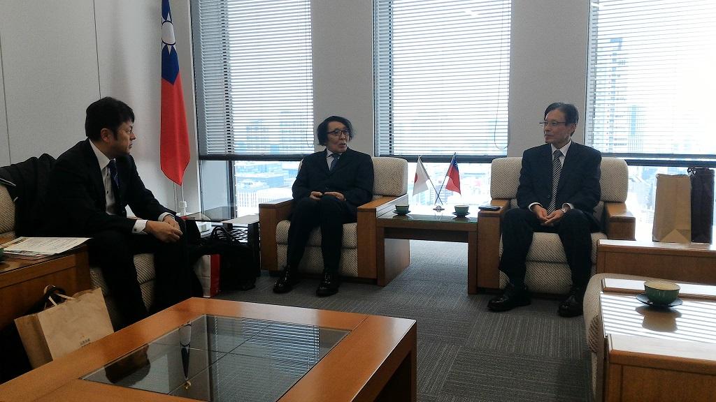 1.駐大阪辦事處陳處長訓養(右一)與縣立廣島大學中村健一校長(中)會談照