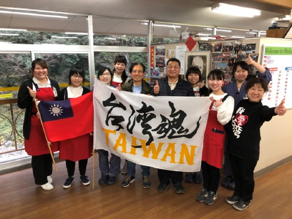 陳處長與台灣實習學生及大平社長合影