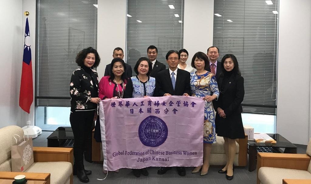 6.駐大阪辦事處陳處長與蒞處新年拜會之世華日本關西分會兪會長秀霞等一行幹部合影