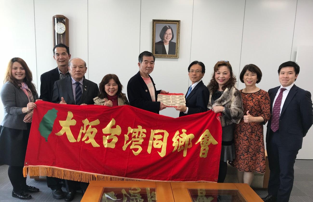 駐大阪辦事處陳處長與大阪台灣同鄉會會長王坤保（左五）及名譽會長謝美香（右三）等該會捐贈花蓮地震賑災款代表合影