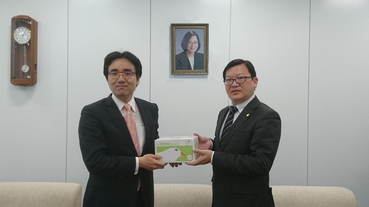 駐大阪辦事處洪副處長英傑接見 日台若手交流會 臺日青年交流會 代表加藤秀彥來處捐贈花蓮地震 台北駐大阪經濟文化辦事處