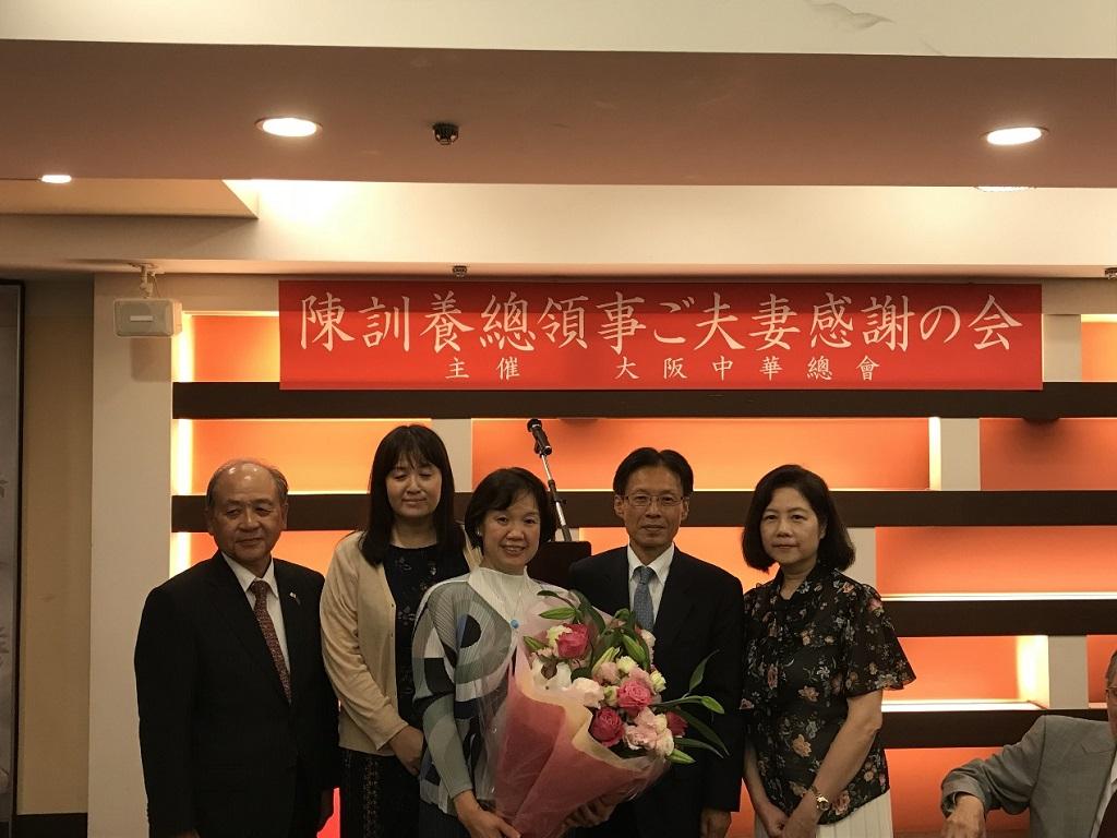 4.大阪中華總會及婦女會會長於會中致贈陳處長夫婦鮮花乙景