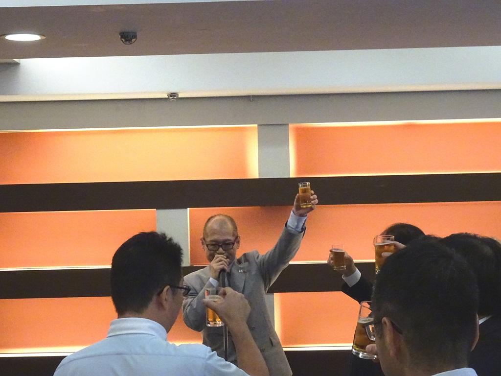 高知縣大阪事務所長濱渦達也代表與會人士致詞並領導乾杯