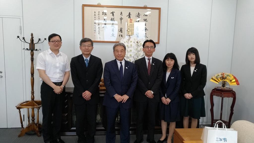 1.蘇處長接見高知縣日台親善協會會長有田憲一(左三)