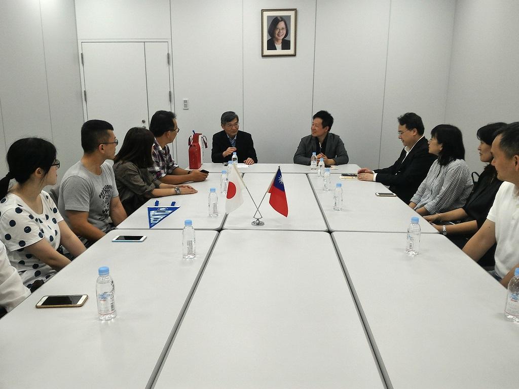 駐大阪辦事處蘇處長啟誠(中左一)與政治大學師生訪日團座談一景