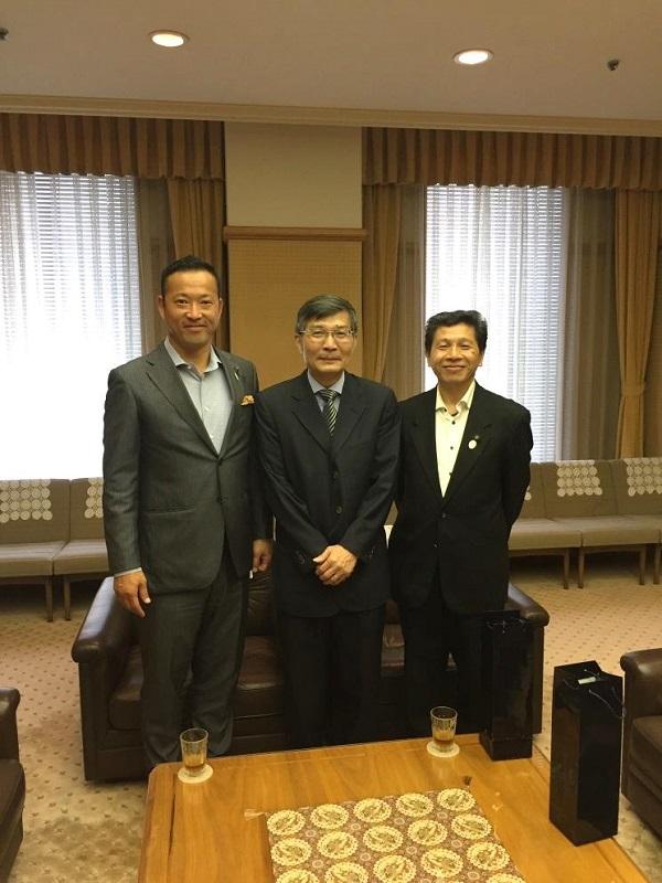 2.蘇處長(中)、角谷議長(左)、辻義隆副議長(右)
