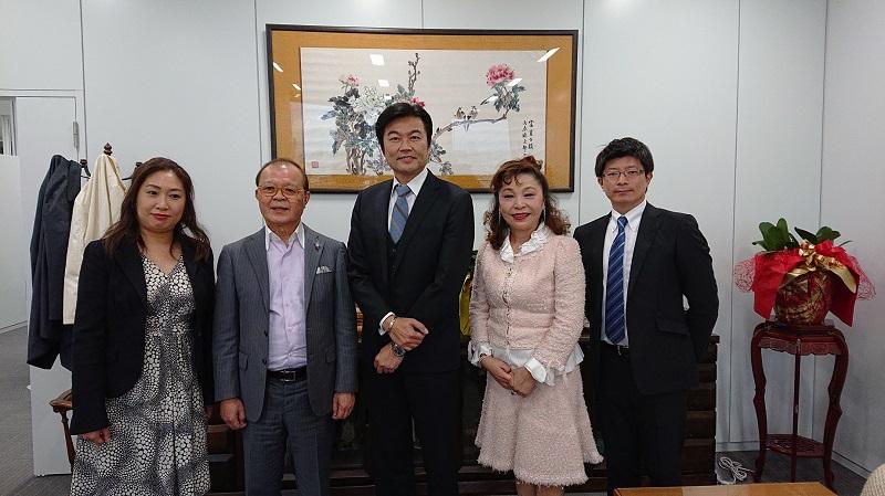 李世丙處長(中)與陳天隆會長(左2)一行合影