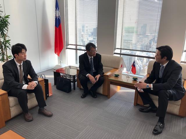 李處長（右）接見石川縣企劃振興部空港企劃課三浦富士夫課長（中）