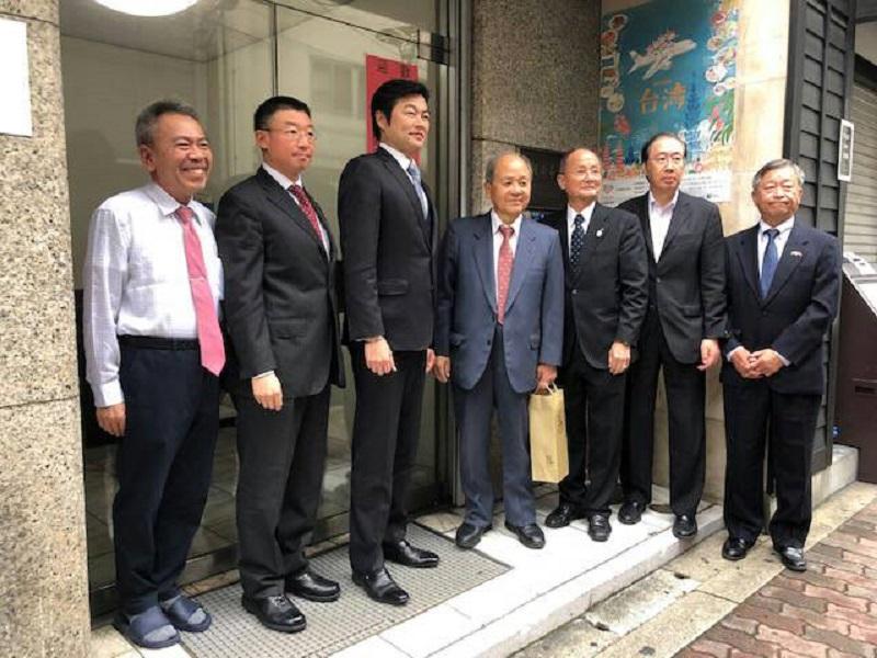 1.李世丙處長(左3)、洪勝信會長(中)及大阪中華總會幹部合影