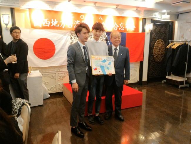 大阪中華總會洪里勝信會長提供兩張機票與得獎同學合照