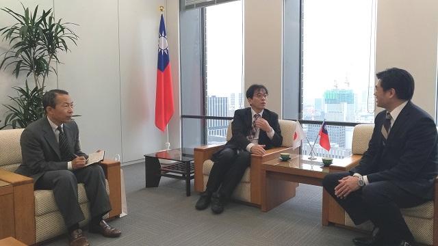 本處李處長與廣島縣大阪情報中心所長望月徹(中)及次長岡本一哉 (左) 會談