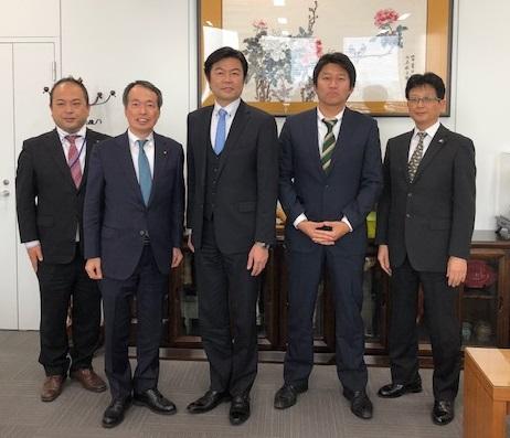 本處李處長（中）與田原會長（左二）、寺前尊文（左一）、中島健一（右一）及福井利道（右二）等議員合影