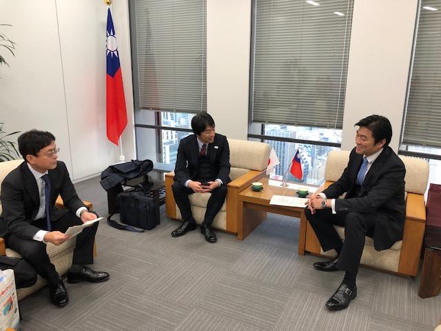 本處李處長（右）接見北山參事（中）及山田主任（左）