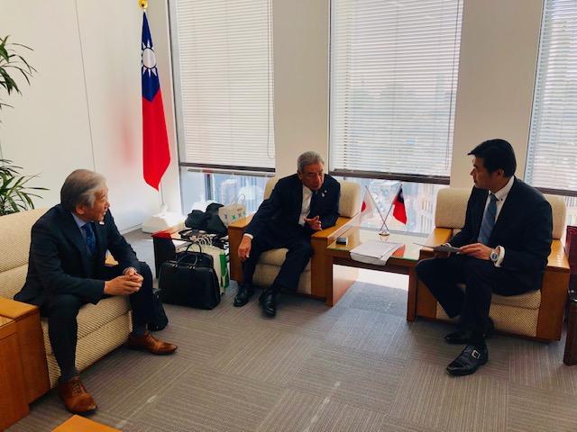 本處李處長（右）與有田會長（中）及貴志支部長（左）晤談