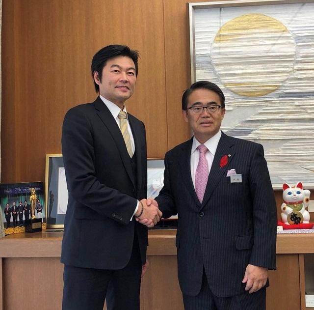 本處李處長（左）與大村知事（右）合影