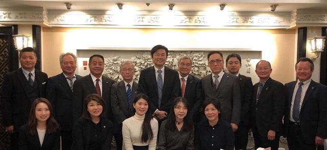 本處李處長（後左五）與谷口笑雄幹事長、蔡伸雄僑務委員、李忠儒委員長、西野勝弘本部參與、島田政之主任等合影