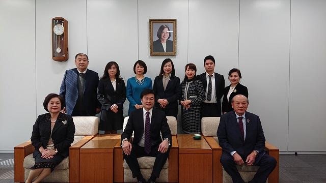 俞秀霞會長(前排左)、陳潘淼總會長(前排右)及主要幹部來處拜年與李處長(中)合影