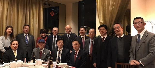 本處李處長（前排右二）與李忠儒會長（後排左二）、東徹參議員（前排右一）、近畿大學總務部長世耕石弘（後排左四）、東大阪市議會議員野田彰子（後排左三）等人士合影