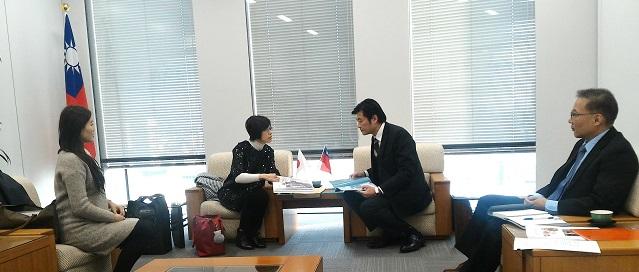 駐大阪辦事處李處長(右二)與日臺文化藝術交流會林慧諭會長一行會談情形