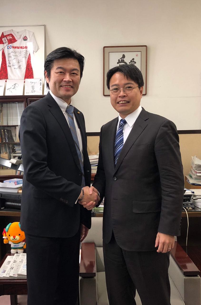 本處李處長（左）與原昌史副知事（右）合影