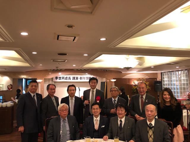 本處李處長（後排中）和與川合通夫會長（後排右三）及會貴賓合影