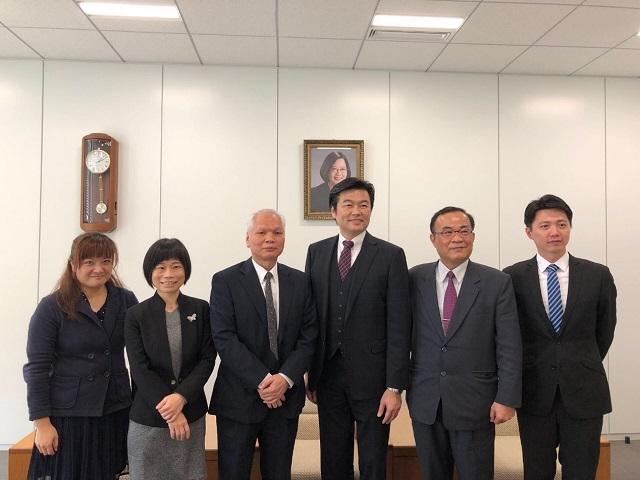 本處李處長（右三）與吳朝彥秘書長（左三）、羅瓊雅資深副秘書長（左二）、洪維新處長（右二）、陳冠竹所長（右一）等人合影