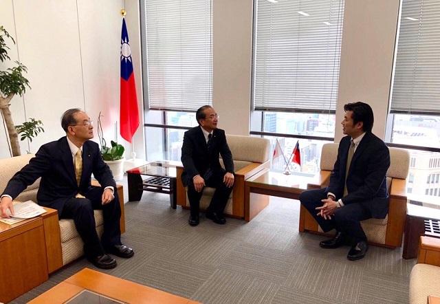 李處長(右)、遠藤市長(中)、豐井副市長(左)