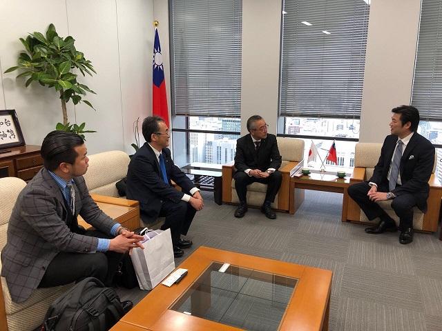 李處長(右一)、吉岡社長(右二)