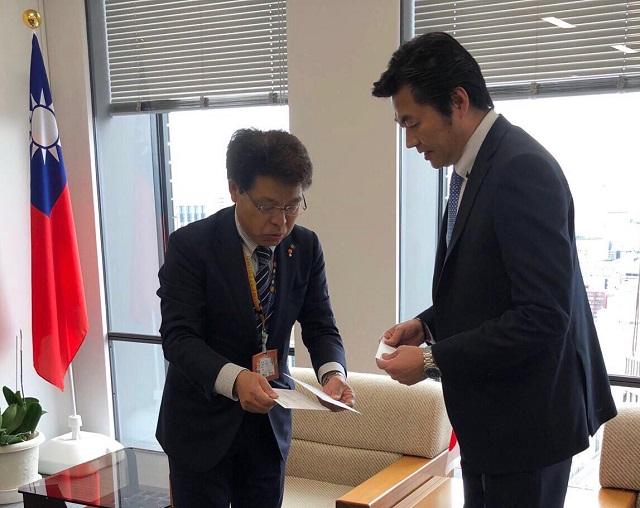 駐大阪辦事處李世丙處長(右) 接見愛媛縣大阪事務所鶴村幸弘所長(左) 並接受中村時廣知事慰問花蓮震災親筆信函