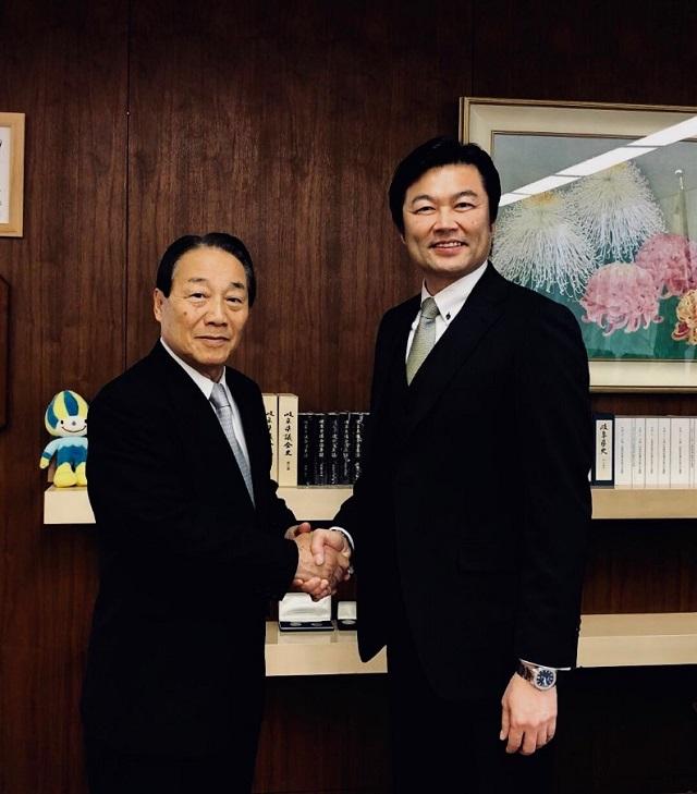 本處李處長（右）與尾藤議長（左）合影