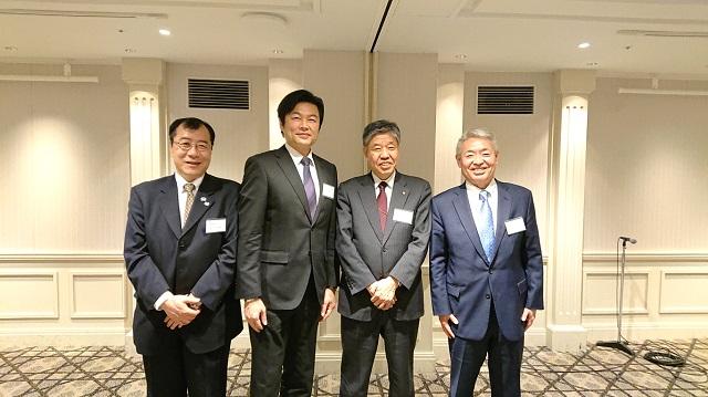 本處李處長(左二)與京都府山下晃司副知事(右二)、右京區西田哲郎前區長(左一)、京阪電鐵中野道夫社長(右一)合影