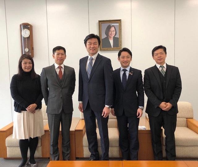 本處李處長（中）、何坤松組長（右一）與水原慶明議員（右二）及Mark工業株式會社土居大五社長（左二）等人合影