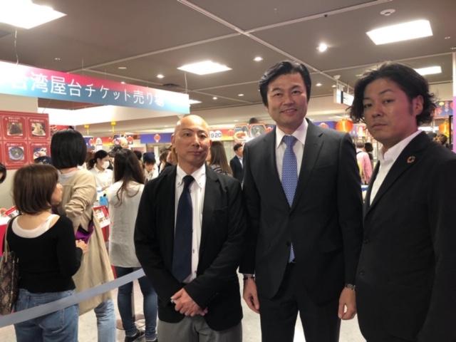 主辦單位近鐵百貨店岡田祐一課長（右）及宇治信利係長（左）向李處長（中）說明規劃及販賣情形