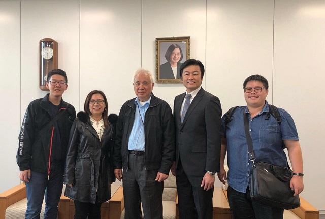 本處李處長(右二)與總統府姚嘉文資政(中)乙行合影