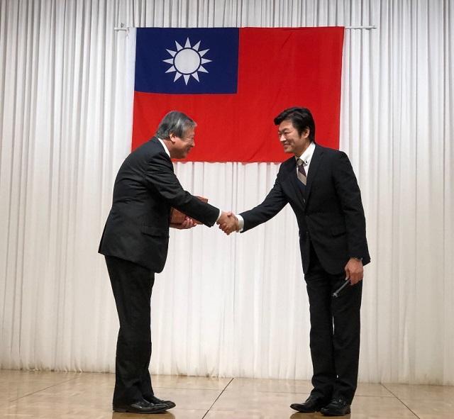 本處李處長（右）與夏野修市長（左）合影