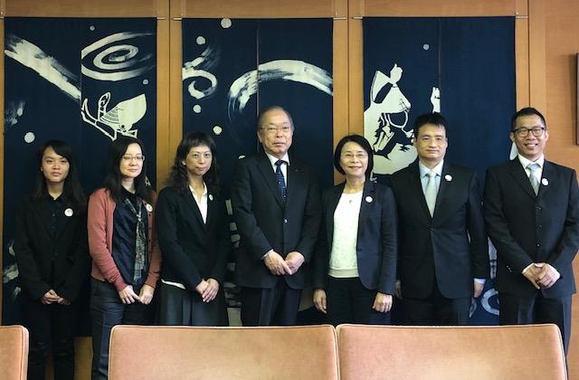 郭副主任委員（右三）乙行與德島縣後藤田博副知事（中）合影