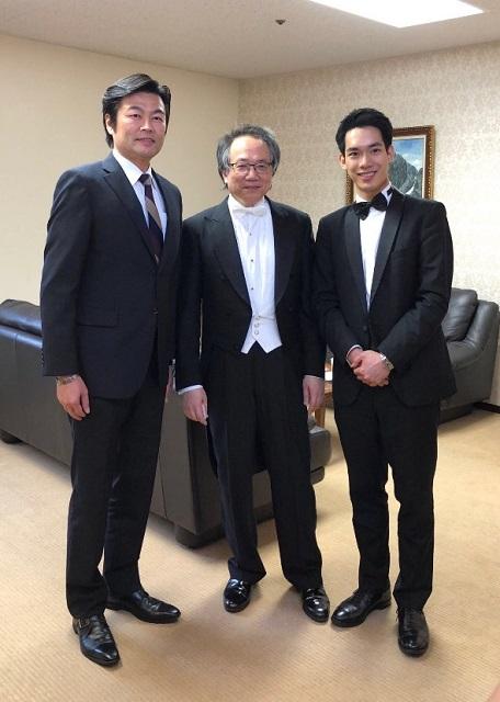駐大阪辦事處李處長世丙(左一)與國家交響樂團名指揮呂紹嘉(中)及該團名小提琴家林品任(右一)合影