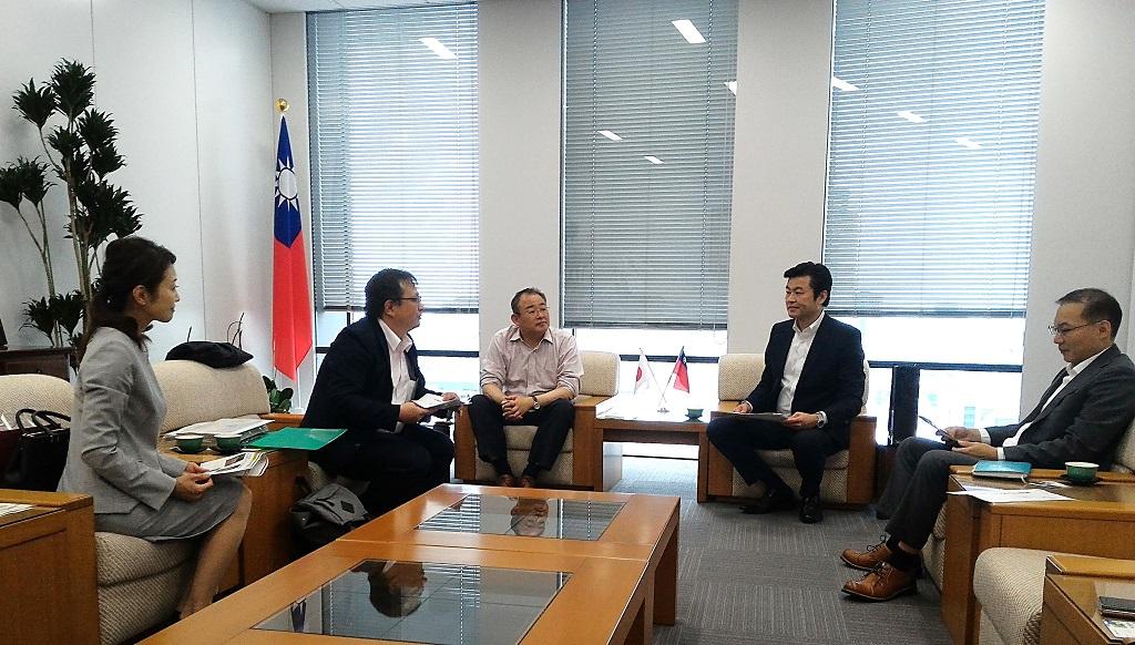 駐大阪辦事處李世丙處長(右二)與高知縣觀光振興部辻和生副部長(左三)等一行座談情行